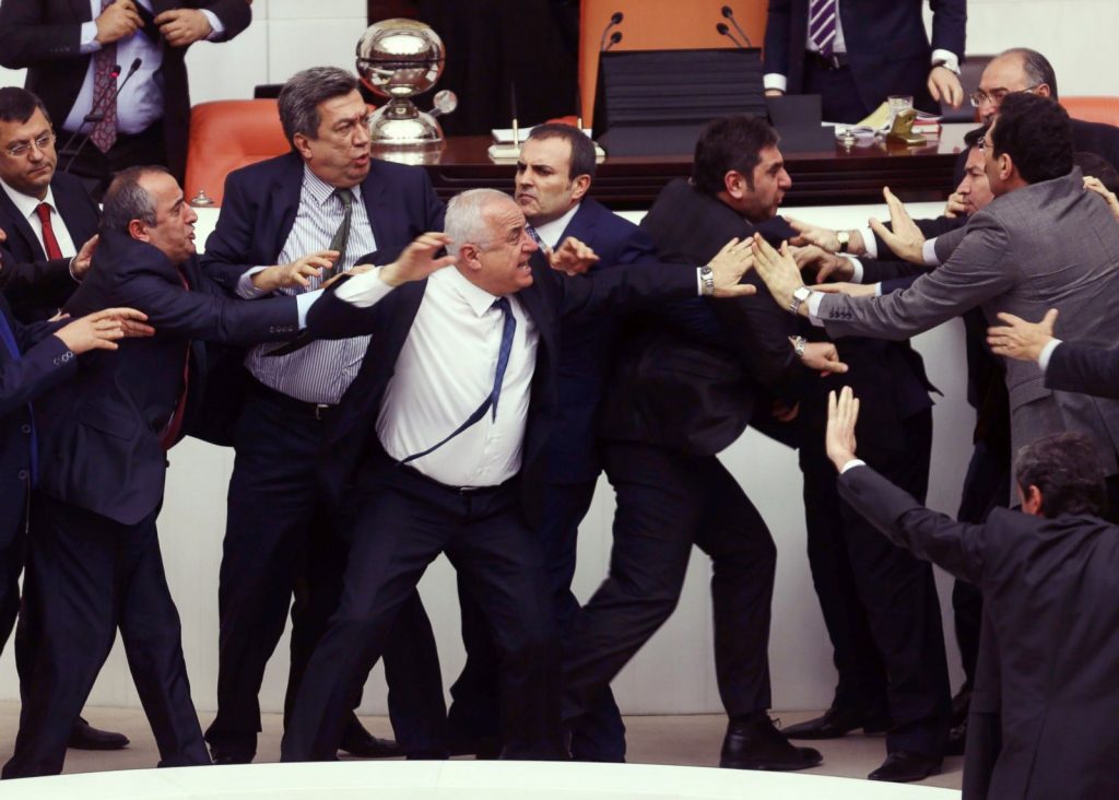 Sıkça görülen Türkiye Büyük Millet Meclisi kavgalarından yalnızca birisi